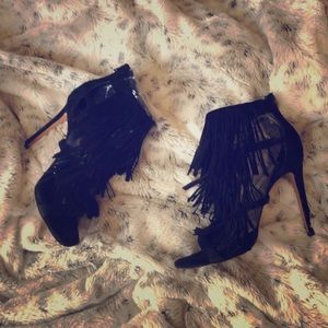 STEVE MADDEN FRINGLY BLACK SUEDE PUMPS